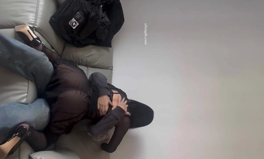 สวัสดิการล่าสุดที่คุณคิวได้รับในเดือนสิงหาคมคือการมีเพศสัมพันธ์กับหญิงสาวสวยคนหนึ่งและพาเธอกลับบ้าน ชุดเลขา OL ถูกใช้เพื่อแสดงการบังคับทางเพศหลายครั้ง ถุงน่องของหญิงสาวขาดและอวัยวะเพศถูกยัดเข้าไปในปากของเธอ ชุดที่สองของห้องสมุดโยคะฟิตเนสคือการขี่โซฟา หลัง