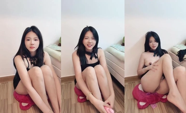 The best high-value beauty anchor live broadcast in the paid room, showing her face, white tiger, hairless props, masturbation welfare outflow (1)