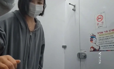 韩国大叔车上楼道天台口交秘境：清纯学生妹的热情一吻，揭露空间里的激情狂潮(4)