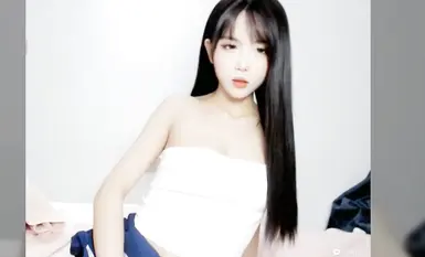 Isang maluwag na kama na natatakpan ng puting saplot, kung saan nakahiga ang isang magandang babae na nakasuot ng puting uniporme ng paaralan. Siya ay may mahabang itim na buhok, balingkinitan, at ang kanyang matambok na dibdib ay tumaas-baba kasabay ng k