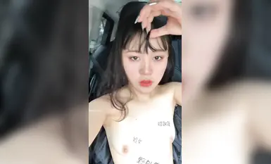 นักเรียนสาวหน้าตาดีเปลือยกายกลางแจ้ง ร้องเพลง กินอาหาร ห้องลองเสื้อ ลานจอดรถ และสำเร็จความใคร่ในรถ (1)