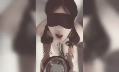 Jalang bodoh minum kencing