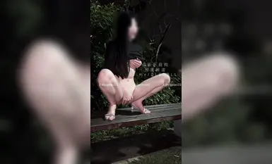 A ren8 on August 21st latest "Outdoor Rainy Day Masturbation" on the deserted street, a lustful young woman holding an umbrella, squatting on a bench and frantically fingering her pussy