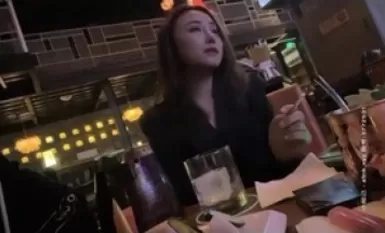 帅哥酒吧钓了个颜值超高的御姐，带回酒店灌酒让她喝多，妹子本就想要，喝醉趁机推倒