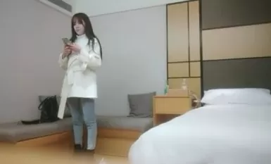 鋭利な突きで-高品質スカウト、173CMの長い脚の小さな淫乱女、エロチックなコスチュームでグラインドセルフタッチいちゃつく、69のポジションでマンコを舐める。