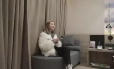 小柄なボディファッション周辺の女の子についての少し太った弟は、ボタンホール、細いウエストをねじる体に乗っている間、舌キスが好きで、2つのおっぱいはちょうど良いサイズです！