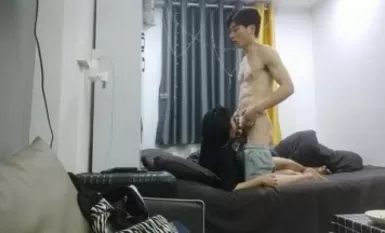 【麻辣王子】，良家00后小女友，第三炮，吹完头发慵懒躺在床上刷抖音，身强力壮的男友还要干，爽翻了