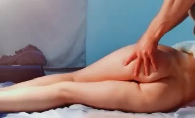 Sao Bao" male technician secretly filming female customers special services, top big white beautiful buttocks, side lying oil massage, gold fingers buckle points, pull out the big dick massage bed hard to fuck!
