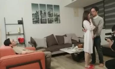 [Wu Mengmeng], three professional photographers, and a woman, the new arrival of the very best goddess, which is shooting cheating drama, in front of her husband snapped, wonderful aroma must see