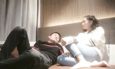 Kakak berkaki panjang berada di luar, tulen dan seksi, kaki panjang terbuka lubang dekat pukulan oral seks keras