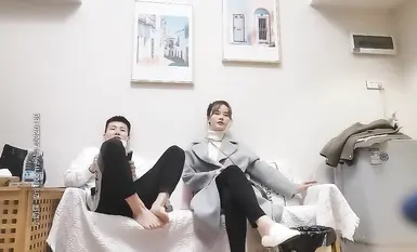 Gadis itu adalah seorang selebriti yang berwajah tampan dan berkaki langsing. Dia tinggi dan cantik, yang membuatkan orang mahu menaklukinya. Dia menyentuh payudaranya dan memberikan blowjob di atas sofa, mengerang dan tercungap-cungap, yang sangat menggo