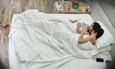 [酒店流出] 小情侣入住两天，男的就没下过床，美女的小穴都快被操麻了，吃奶，扣逼，抱着女友的大长腿怎么都操不够(2)