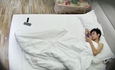 [酒店流出] 小情侣入住两天，男的就没下过床，美女的小穴都快被操麻了，吃奶，扣逼，抱着女友的大长腿怎么都操不够(2)