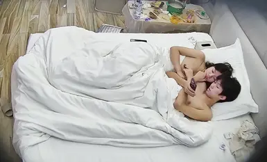 [หลุดโรงแรม] คู่รักหนุ่มสาวพักอยู่สองวัน แต่ชายหนุ่มไม่ยอมลุกจากเตียง จิมิของสาวสวยแทบจะชาไปหมดจากการถูกเย็ด เขาดูดหน้าอกเธอ ล้วงนิ้วจิมิเธอ และจับขาเรียวยาวของเธอไว้ เขาไม่เคยพอเลย (4)