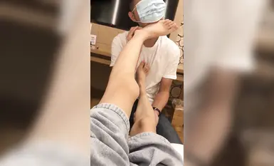 足コキ - 女の子はおそらく初めて舐められてかゆいと言い続けた