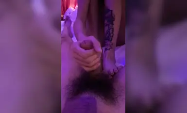 フットコントロールフットコキ-最高のふくらはぎタトゥーガールの素足フットコキ_