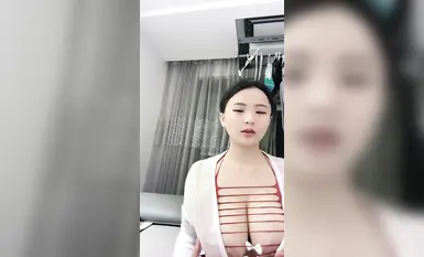 新製品の特典、狼ファンは画面を舐めるのに夢中、Fサイズの天然巨乳女王[イェジ]が服を着替えて胸と猫を露出して誘惑、このヘッドライトは本当に最高すぎる