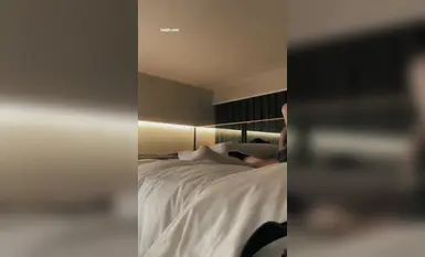 2025年10月最新，【重磅】極品反差推特女大學生【少蘿涵】付費大尺度視頻，完美露臉，清純反差愛約炮，白虎粉穴 (2)