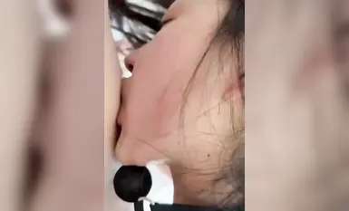 完璧なウエストとヒップで知られるDouyinの人気ネットセレブ、Mu Zi Liが、シュガーダディに調教されている動画が公開されました。オーラルセックス、ディープスロート、騎乗位、そして無防備な射精までが映し出されており、人々の血が沸騰しています！