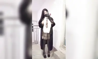 【户外激战】小羊MM - JK短裙跟男友在公园尽情的做爱被坚硬的鸡巴侵犯太爽了楼梯全裸榨杆他的精液填满小嫩穴