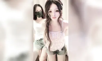 A top school beauty pulls her best friend into a brothel for dual cultivation [1 point loli] The two goddesses fully open up the scale, their black stockings and tender holes are too eye-catching, and they dance in a human pyramid with props for masturbation (6)