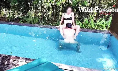 2025年10月最新，淫妻大神【愛玩夫妻@KLcouple6699】【狂野之戀】泳池邊的濕身激情，大自然的風聲混雜路人低語