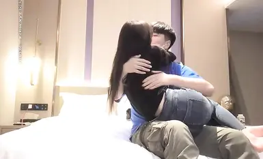 ดวงตาอันเฉียบแหลมจากผู้เชี่ยวชาญ นางแบบเอสคอร์ตสาวเพลิดเพลินกับการจูบแบบฝรั่งเศสและการหยอกล้อ โดยมองเห็นก้นอวบอิ่มและช่องคลอดที่อวบอิ่มได้อย่างชัดเจน ขณะที่เธอขี่ไปด้านข้าง เตียงก็ส่งเสียงดังเอี๊ยดอ๊าด