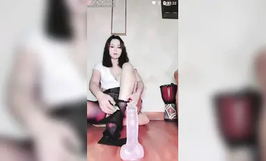 兔宝一字马大奶气质少妇表演一字马弹力插自慰(3)