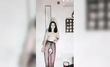 兔宝一字马大奶气质少妇表演一字马弹力插自慰(3)