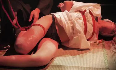 国产网红写真福利【丽柜】丽柜超大尺度全裸捆绑滴蜡双女舔脚(1)