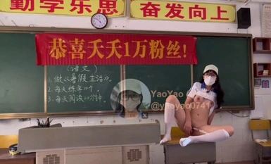 極品03年超嫩美少女【小夭】穿著各種超誘惑過膝黑絲+經典JK制服，還有同款校服，在班級內，馬路邊各種露出+自慰，福利滿滿！是真的嫩