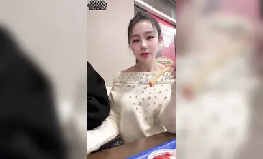 推特性愛大師95後綠帽情侶美腿女王「汐夢瑤」在吃薯條的時候 看著番茄醬突然靈感大爆發 為什麼不試試 精液番茄醬 呢 在超多人的店裡直接把精液打飛機到番茄醬里 全部吃下