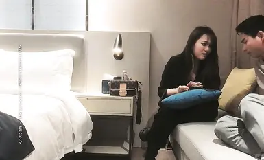 會唱歌的小主播，愛玩，先沙發上舌吻摸奶調情，洗完澡開操抬腿側入，翹起屁股後入猛烈撞擊