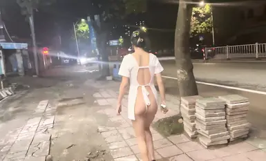 天花板露出狂人御姐【cikaimoon】最新作品大膽露出無視路人調戲老頭大爺 (1)