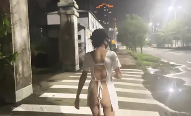 天花板露出狂人御姐【cikaimoon】最新作品大膽露出無視路人調戲老頭大爺 (2)