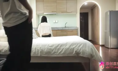 The third-ranking scholar [Li Bai] met up with the owner of a beauty salon today. Business was bad, so she took a side job as a prostitute. She had a good figure, and during the session, she kept crying out in pain. In the end, she couldn't take it anymore and used her hand to help me ejaculate.