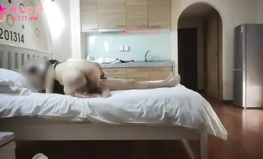 The third-ranking scholar [Li Bai] met up with the owner of a beauty salon today. Business was bad, so she took a side job as a prostitute. She had a good figure, and during the session, she kept crying out in pain. In the end, she couldn't take it anymore and used her hand to help me ejaculate.