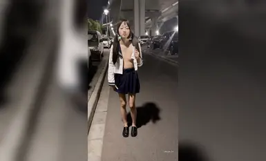 인기 온라인 걸그룹 [시멍 스튜디오]에는 [한한 샤오레이]라는 이름의 여학생이 심야에 JK 란제리에서 영감을 받은 옷을 입고 거리를 활보하는 모습이 담겨 있다. (2)