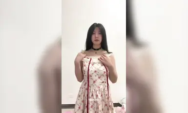 大神花費萬元，找的女大學生【反差】巨乳清純，穿著各式制服脫光給看身體，還是白虎，身材絕了