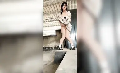 นักศึกษาสาวใสซื่อบริสุทธิ์คนหนึ่งทำงานวิทยานิพนธ์ปริญญาโทที่บ้าน คลานไปพร้อมกับหางลูกสุนัขและปลั๊กทวารหนัก และถึงจุดสุดยอดและหลั่งน้ำอสุจิ! การเปลี่ยนจากความใสซื่อไปสู่ความลามกเกิดขึ้นในพริบตาเดียว (2)