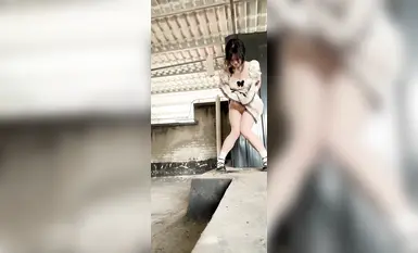 นักศึกษาสาวใสซื่อบริสุทธิ์คนหนึ่งทำงานวิทยานิพนธ์ปริญญาโทที่บ้าน คลานไปพร้อมกับหางลูกสุนัขและปลั๊กทวารหนัก และถึงจุดสุดยอดและหลั่งน้ำอสุจิ! การเปลี่ยนจากความใสซื่อไปสู่ความลามกเกิดขึ้นในพริบตาเดียว (2)