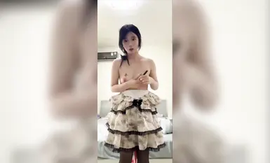 นักศึกษาสาวใสซื่อบริสุทธิ์คนหนึ่งทำงานวิทยานิพนธ์ปริญญาโทที่บ้าน คลานไปพร้อมกับหางลูกสุนัขและปลั๊กทวารหนัก และถึงจุดสุดยอดและหลั่งน้ำอสุจิ! การเปลี่ยนจากความใสซื่อไปสู่ความลามกเกิดขึ้นในพริบตาเดียว (2)