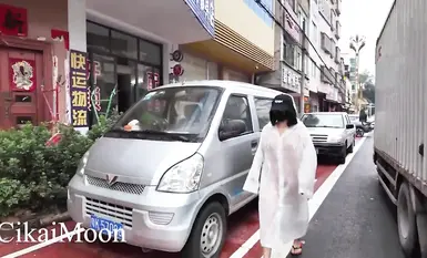 天花板露出狂人御姐【cikaimoon】白天大膽露出無視路人，調戲老頭大叔(1)