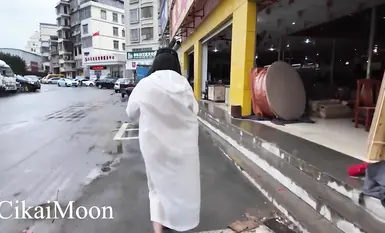 A crazy mature woman, cikaimoon, is exposed on the ceiling. She boldly exposes herself during the day, ignoring passersby and flirting with old men and uncles. (3)