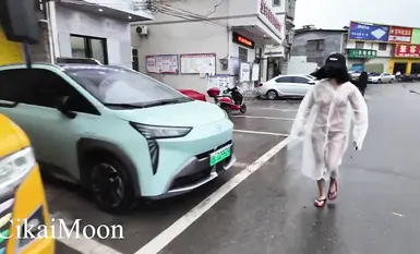 天花板露出狂人御姐【cikaimoon】白天大膽露出無視路人，調戲老頭大叔(3)