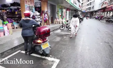 A crazy mature woman, cikaimoon, is exposed on the ceiling. She boldly exposes herself during the day, ignoring passersby and flirting with old men and uncles. (3)