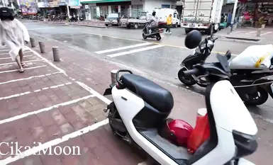 A crazy mature woman, cikaimoon, is exposed on the ceiling. She boldly exposes herself during the day, ignoring passersby and flirting with old men and uncles. (3)