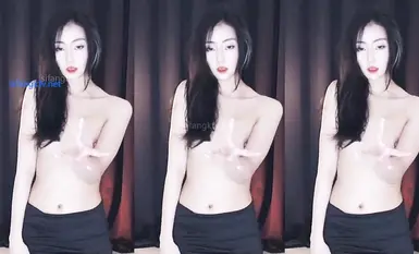 網易CC 美女福利姬『星也』大尺度定製  露逼騷舞自摸道具抽插濃密黑森林 (4)