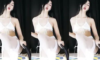 網易CC 美女福利姬『星也』大尺度定製  露逼騷舞自摸道具抽插濃密黑森林 (8)