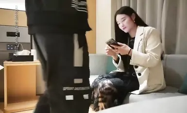 A high-class escort girl with elegant demeanor, her long, beautiful legs are slung over her body and touched in various ways. She provides attentive oral sex and licking services, and during intense doggy style, she can't help but moan. She rides on her big ass and fucks her hard.